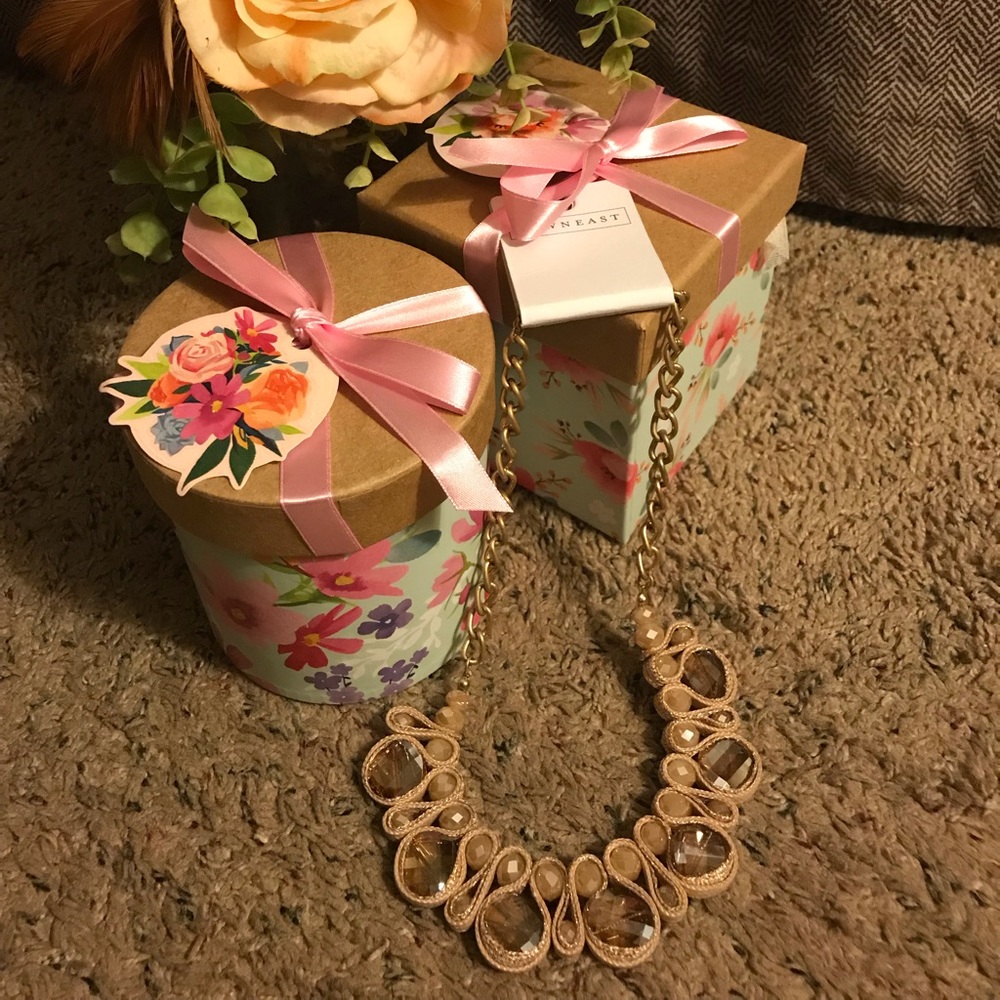 Beige statement necklace